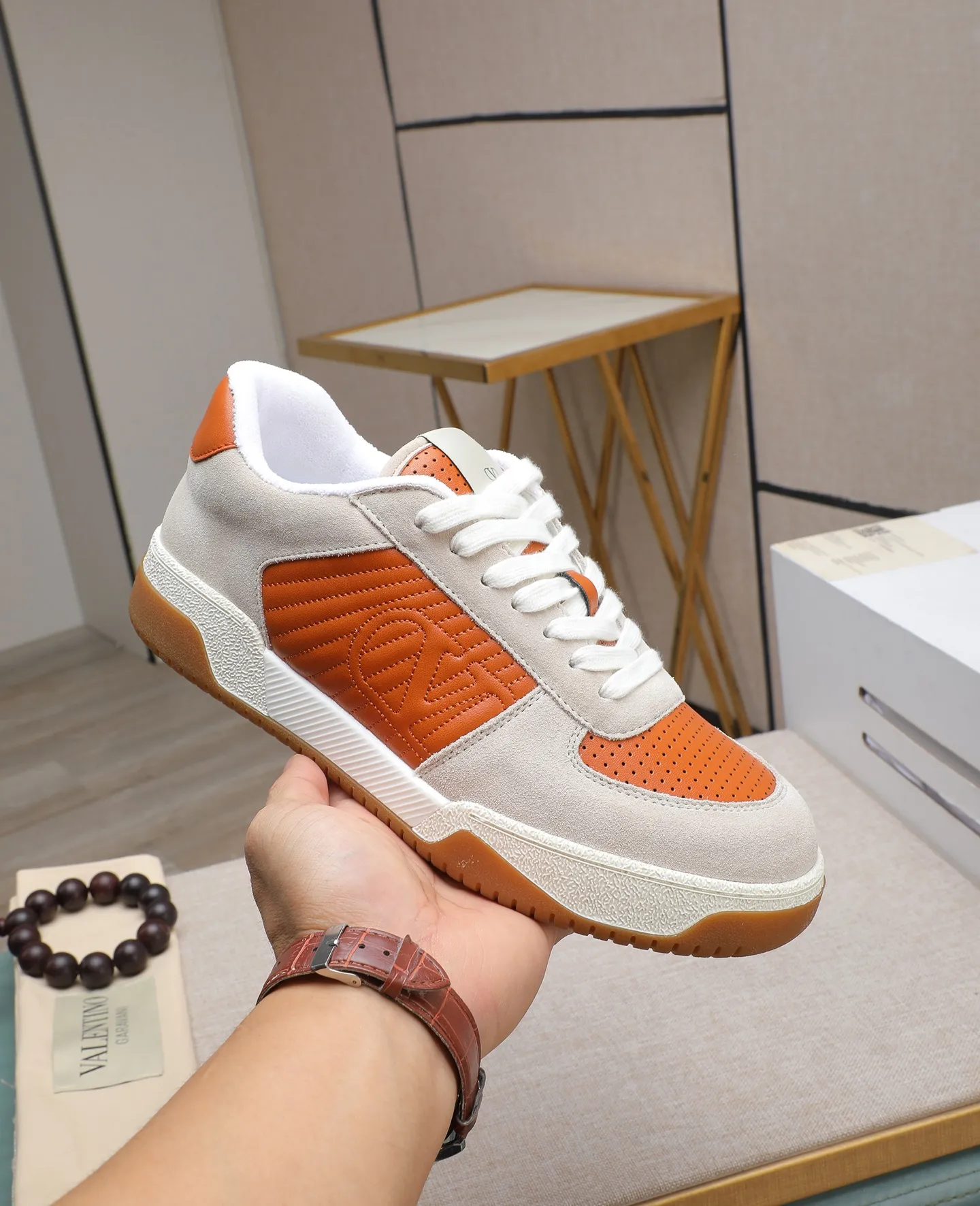 Men's shoes 💰740【Valentino】Couples model, size: Men's model 39-44 (45 customized) Valentino Valentino Couple model Joie de Jouer series Velcro Thick sole Bread shoes Couple model Casual sports shoes White shoes Original purchase and development Production Joie de Jouer series The style is simple but not out of style. The pure white base is paired with fresh green and soft beige, and the unique Velcro design highlights your personality. Every detail tells fashion and quality. Wear it, take a confident step, and start the trend journey. Delivered in exquisite packaging🛍📦 ▪️Material: Original custom imported first-layer cowhide ▪️Inner lining: Original custom made soft sheepskin lining ▪️Outsole: Original open-molded non-slip TPU material ▪️Sole thickness: 3.5CM